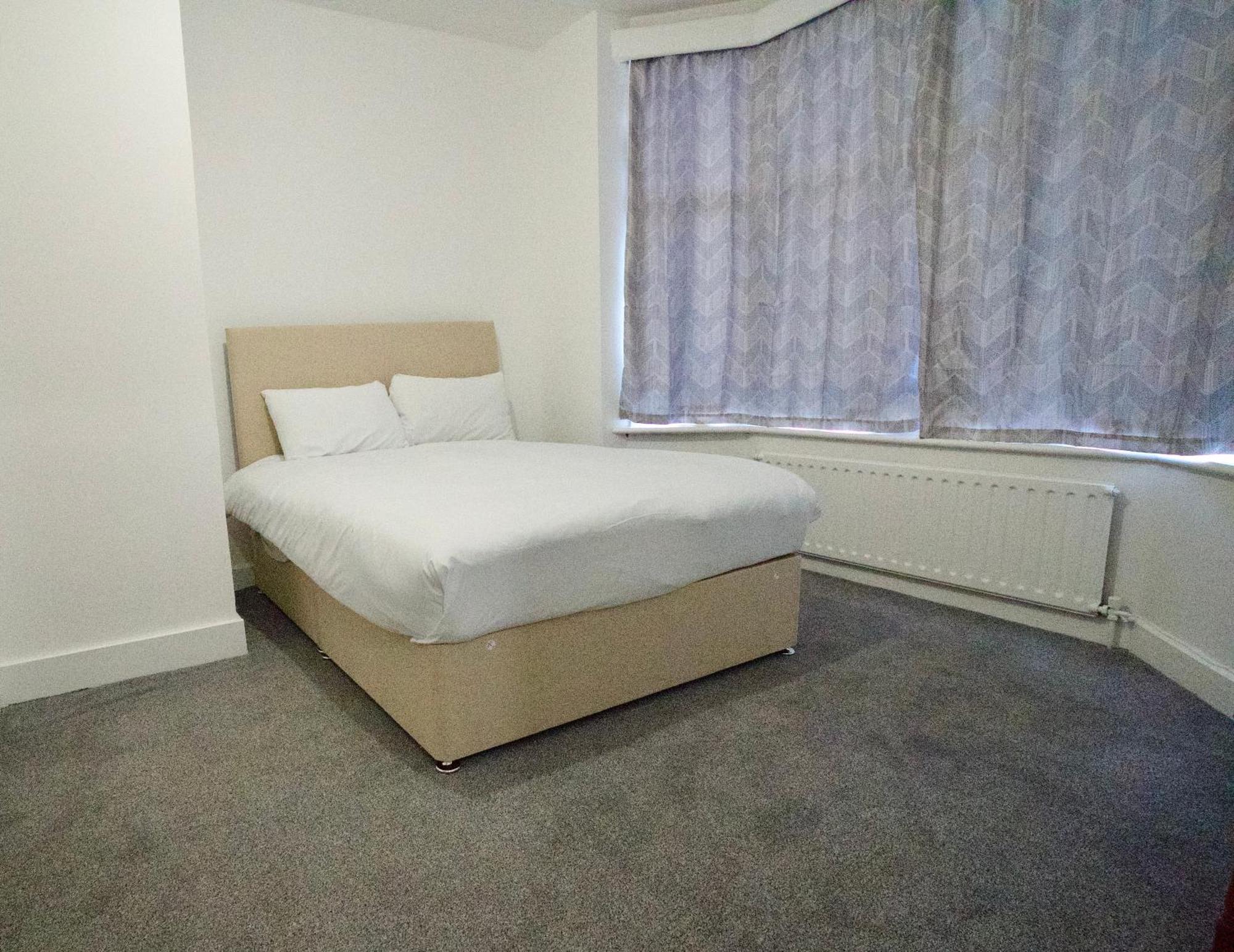 Gatwick Birchwood Lodge With Holiday Parking Horley Exteriör bild