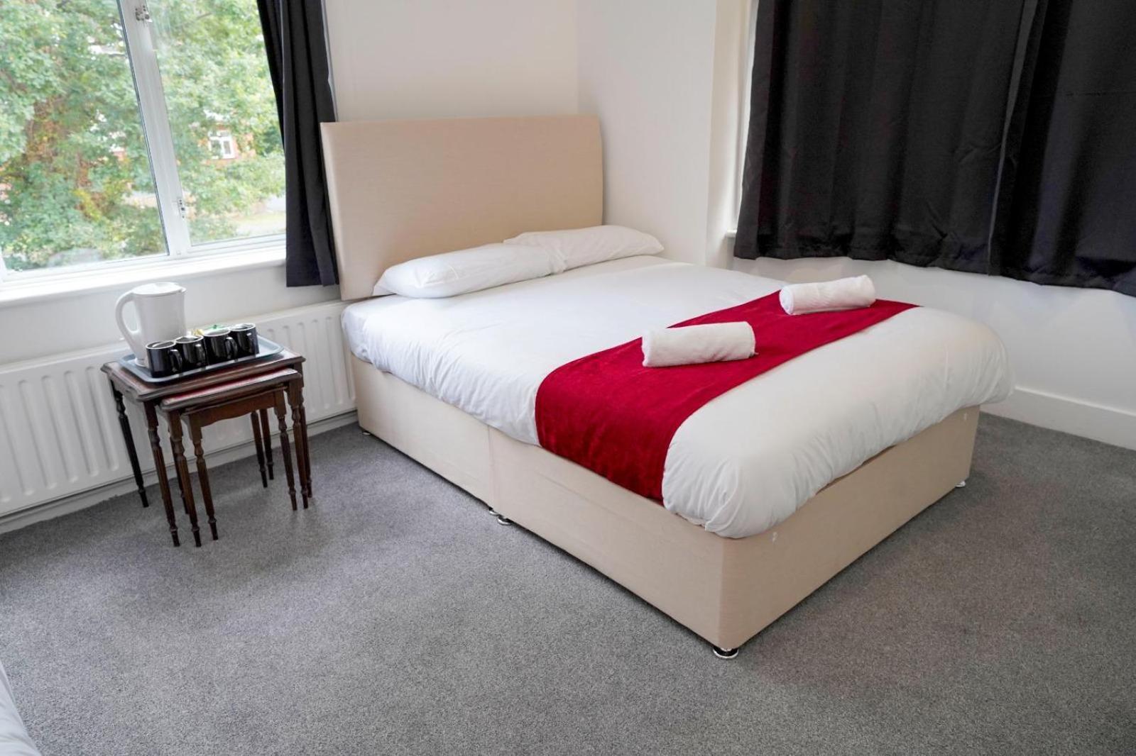 Gatwick Birchwood Lodge With Holiday Parking Horley Exteriör bild